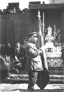 Teniente coronel Zabala en acto de entrega de bandera. Plasencia.