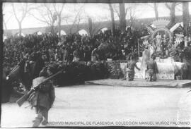 Celebración religiosa delante del acueducto. Plasencia.