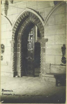 Catedral. Puerta en el claustro. Plasencia