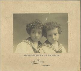 Retrato de dos niños vestidos de comunión