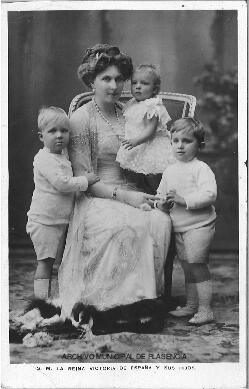 Retrato de la Reina Victoria Eugenia con  tres de sus hijos