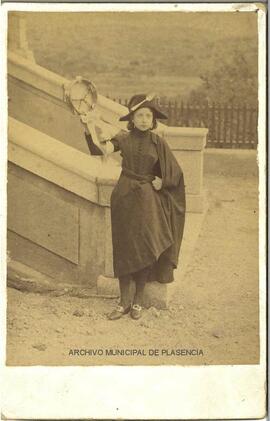 Retrato de María Eugenia Sánchez-Ocaña Silva de niña con una pandereta