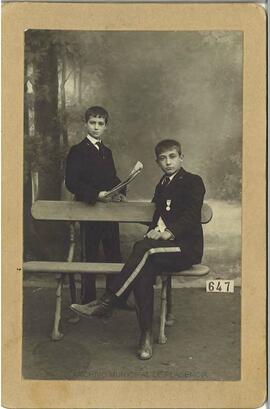 Retrato de dos niños vestidos con uniforme