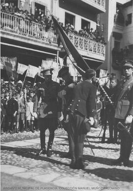 Soldado besando la bandera. Plaza Mayor. Plasencia.