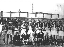 Retrato de grupo de equipo de futbolistas. Plasencia.