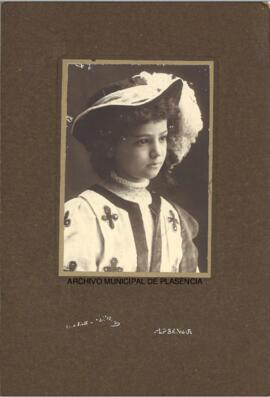 Retrato de niño de Fernando Sánchez-Ocaña Silva disfrazado de trovador (Plasencia)