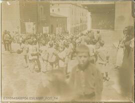 Procesión de traslado de los restos del Obispo Manuel Torres y Torres en la Calle Blanca. Plasencia.