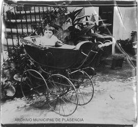 Retrato de un niño en un cochecito de bebés