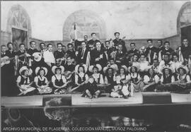Retrato de grupo de hombres y mujeres. Teatro Alkázar. Plasencia.