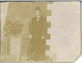 Retrato de un hombre con traje de doctor universitario