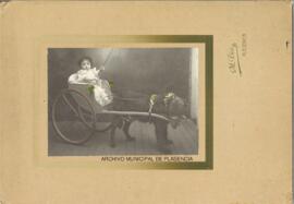 Retrato de niño de Manolo Sánchez -Ocaña y Delgado en un cochecito tirado por un perro (Plasencia)