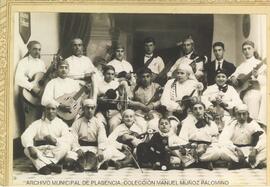 Retrato de grupo de la Comparsa de los piratas. Plasencia.