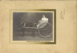 Retrato de niño de Manolo Sánchez -Ocaña y Delgado en un cochecito tirado por un perro (Plasencia)