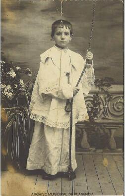 Retrato de un niño vestido de monaguillo