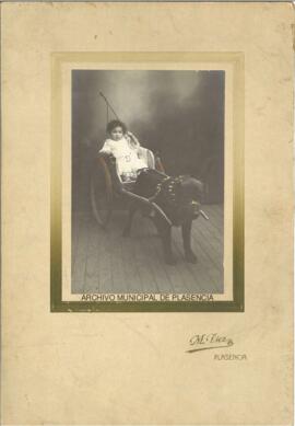 Retrato de niño de Manolo Sánchez -Ocaña y Delgado en un cochecito tirado por un perro (Plasencia)